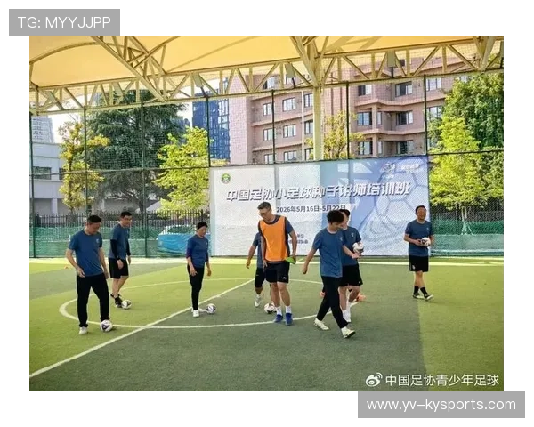 足球裁判在基层推广中开展全国巡回培训营提升实战能力，足球裁判员培训班